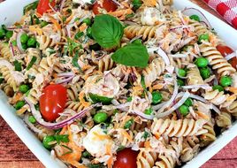 Salada de Macarrão com Atum e Molho de Iogurte