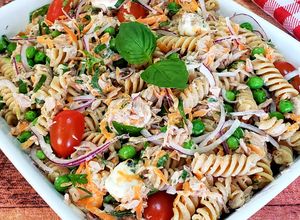 Foto de Salada de Macarrão com Atum e Molho de Iogurte