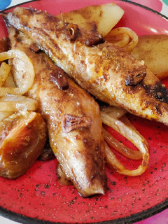 Una foto de Caballas al horno con ajo y pimentón