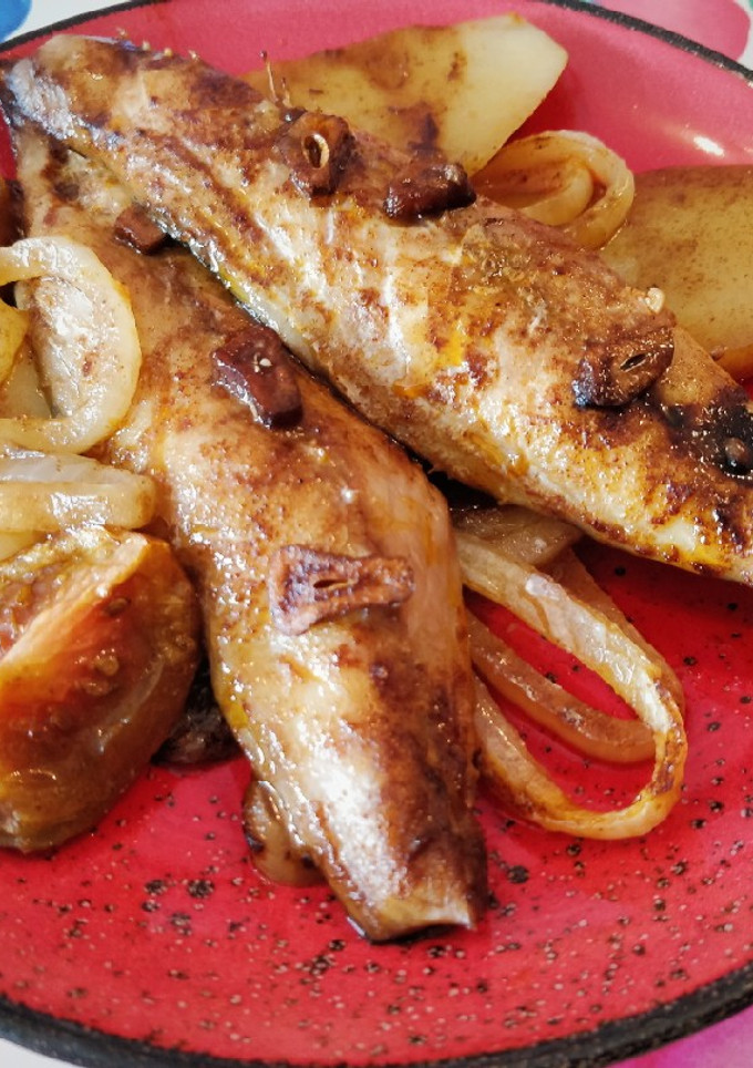 Una foto de Caballas al horno con ajo y pimentón