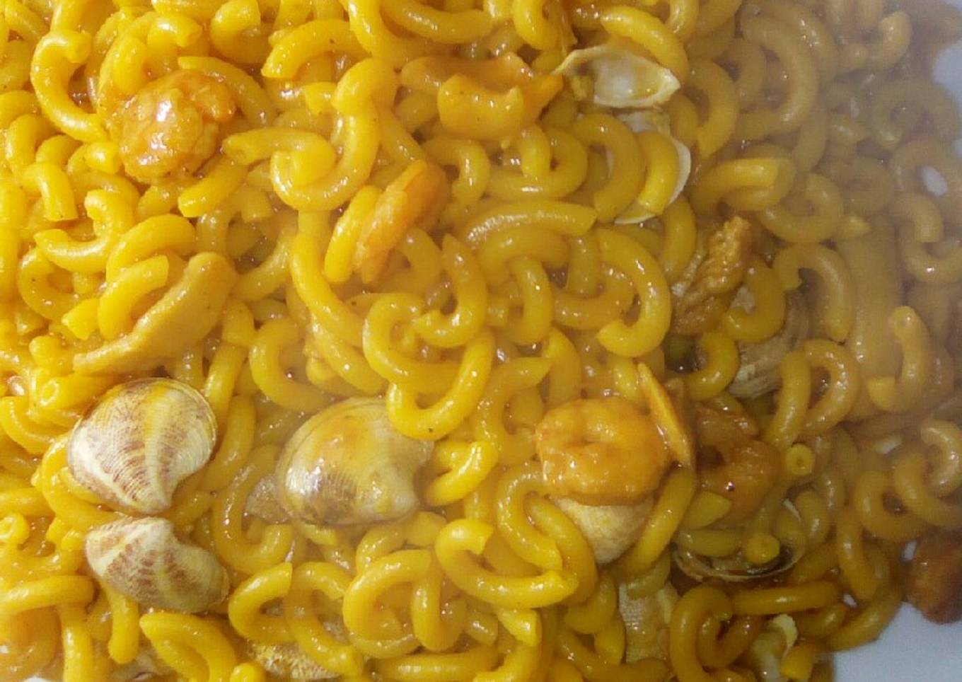 Fideuá de gambas, calamares y almejas