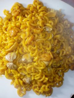 Una foto de Fideuá de gambas, calamares y almejas