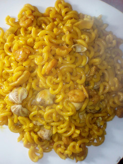 Una foto de Fideuá de gambas, calamares y almejas