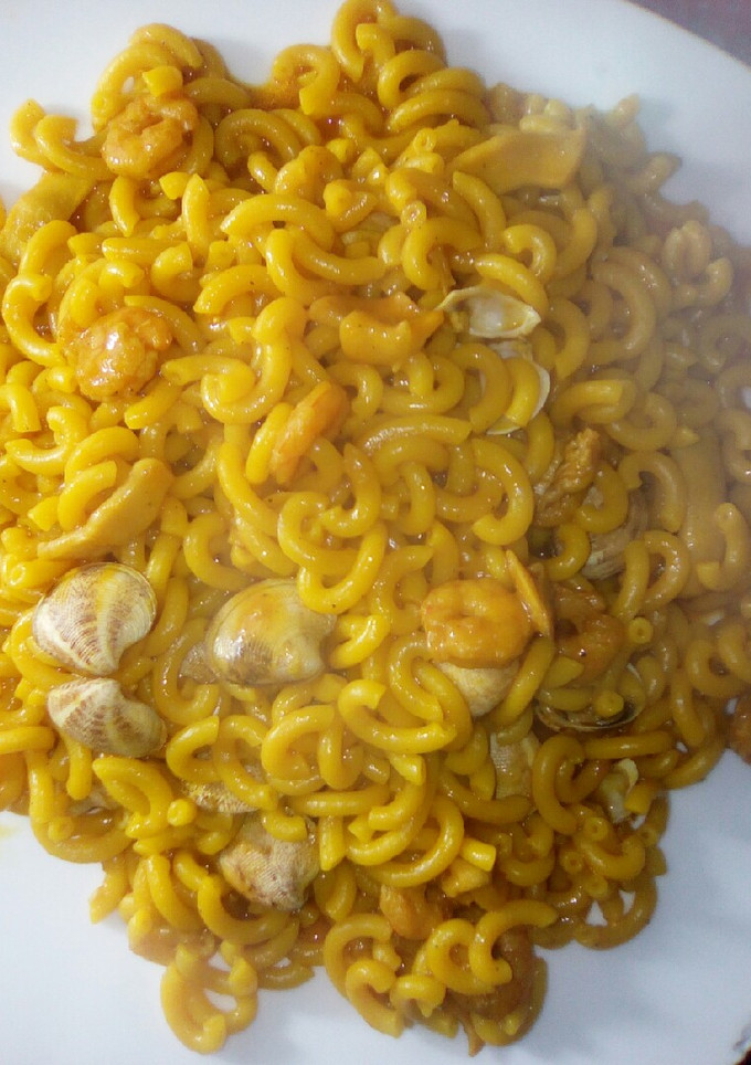 Una foto de Fideuá de gambas, calamares y almejas