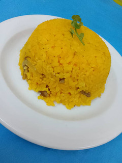 Una foto de Arroz amarillo con carne de cerdo