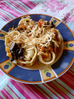 Una foto de Agnolottis de verdura y ricota con salsa liviana de champiñones