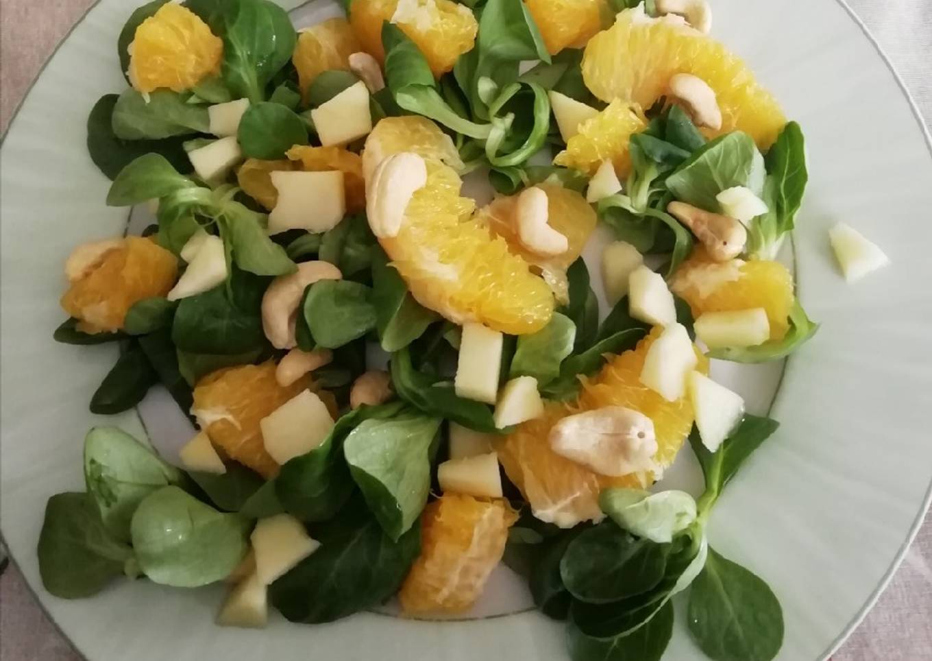 Salade de mâche, orange, pomme et noix de cajou