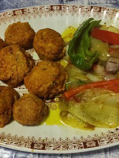 Una foto de Albóndigas de verduras con verduras al curry