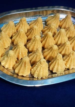 झटपट पोहा मोदक (poha modak recipe in marathi) रेसिपी चे मुख्य फोटो 