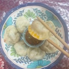 A picture of Chicken momos (dumplings).