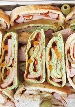 O poză a rețetei Ruladă aperitiv cu șuncă presată și cașcaval.