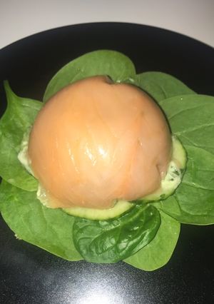 Une photo de Dômes de saumon, feuilles d’épinards et fromage frais