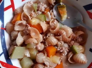Una foto de Caldito con molida y verduras