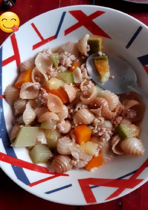Una foto de Caldito con molida y verduras