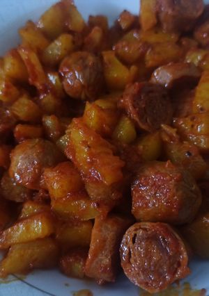 صورة لوصفة بطاطا ونقانق بالبابريكا
