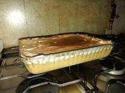 Una foto de tarta de manzana y leche condensada