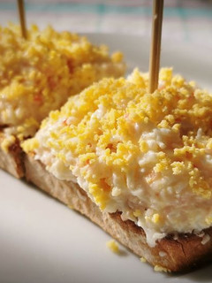Una foto de Pincho Donosti (Ensaladilla de Txaka y Langostinos)