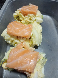 Una foto de "sushi" de pepino y salmón sin arroz