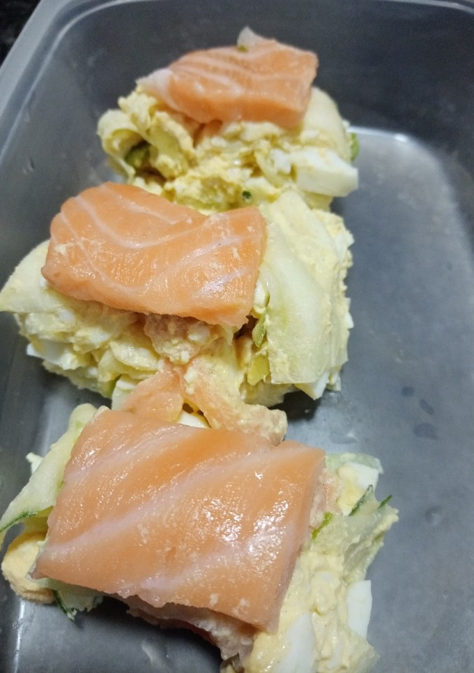 Una foto de "sushi" de pepino y salmón sin arroz