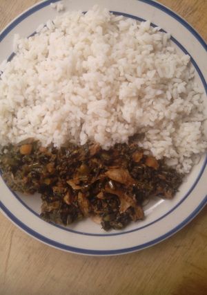 A picture of White rice garnish with vegetables sauce.