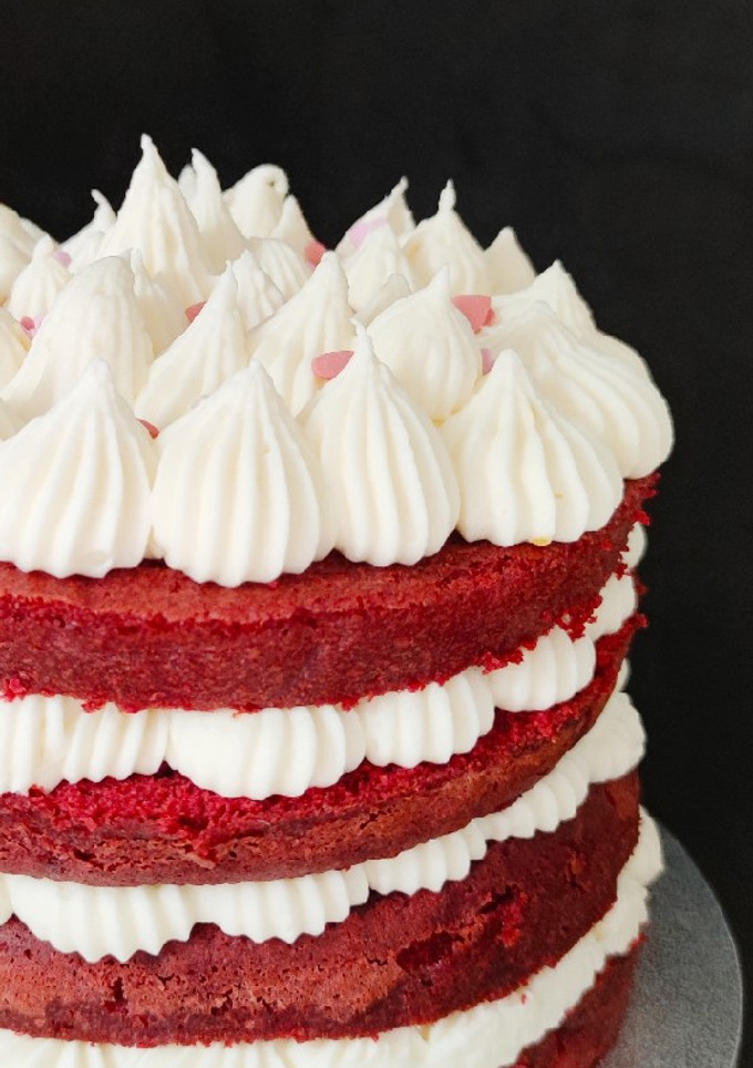 Una foto de Red Velvet con relleno de lemon curd y buttercream de queso