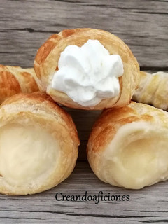 Una foto de Conos de hojaldre con crema pastelera y nata