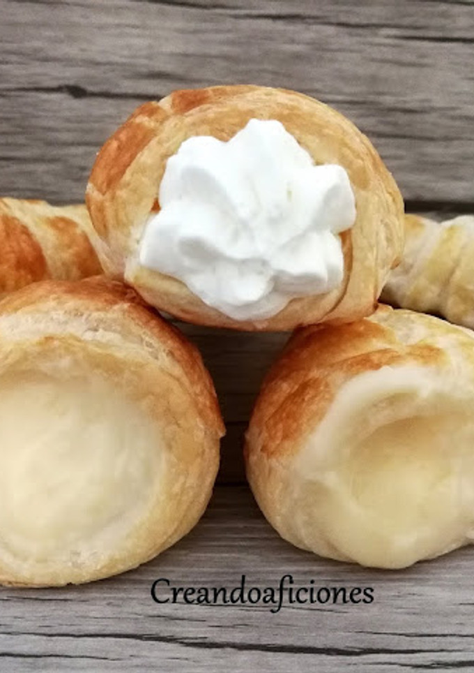 Una foto de Conos de hojaldre con crema pastelera y nata