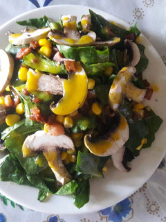 Una foto de Ensalada de espinaca con tocino