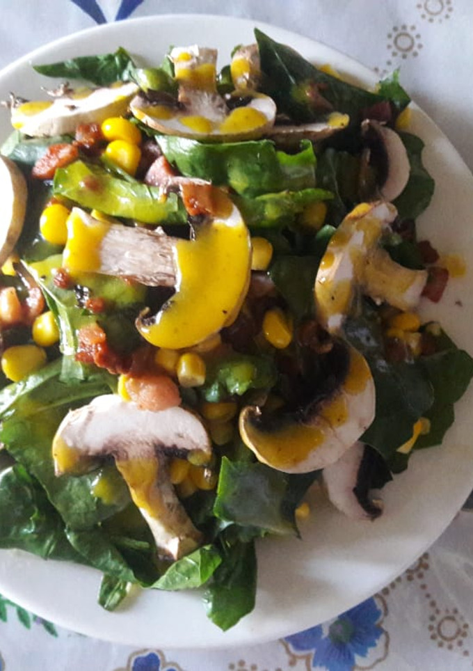 Una foto de Ensalada de espinaca con tocino