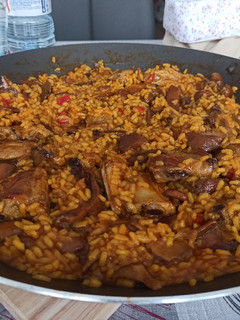 Una foto de Arroz con costilla y rovellones