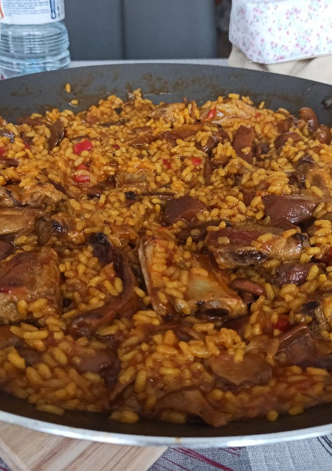 Una foto de Arroz con costilla y rovellones
