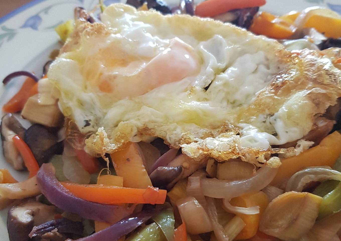 Verduras al horno con setas y huevo frito