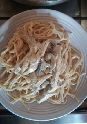 Una foto de Pechuga de pollo y champiñones con crema