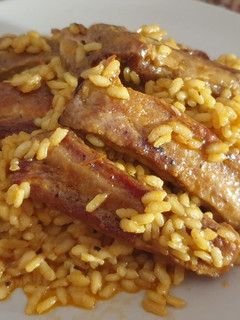 Una foto de Arroz especiado con costillas