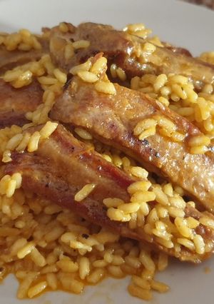 Una foto de Arroz especiado con costillas