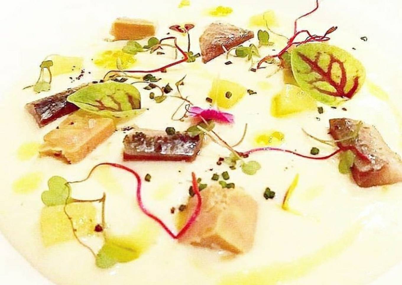 Crema de coliflor, sardina ahumada, foie y manzana caramelizada