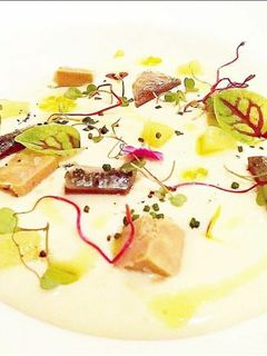 Una foto de Crema de coliflor, sardina ahumada, foie y manzana caramelizada