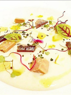 Una foto de Crema de coliflor, sardina ahumada, foie y manzana caramelizada