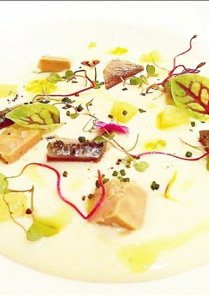 Una foto de Crema de coliflor, sardina ahumada, foie y manzana caramelizada
