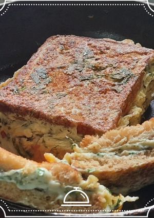 चिझी आमलेट सँडविच (cheesy omelette sandwich recipe in marathi) रेसिपी चे मुख्य फोटो 