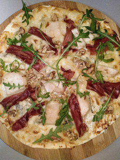 Una foto de Pizza de gorgonzola, pera y jamón