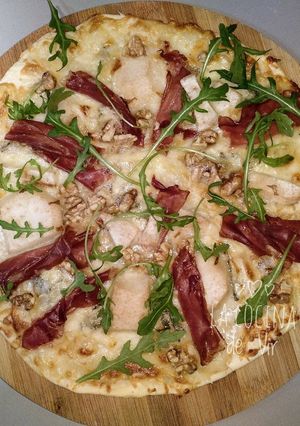 Una foto de Pizza de gorgonzola, pera y jamón