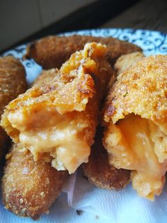 Una foto de Croquetas de chorizo y huevo frito