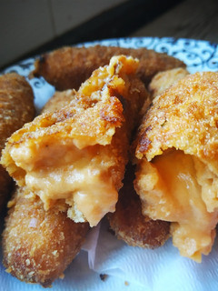 Una foto de Croquetas de chorizo y huevo frito
