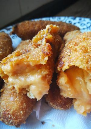 Una foto de Croquetas de chorizo y huevo frito