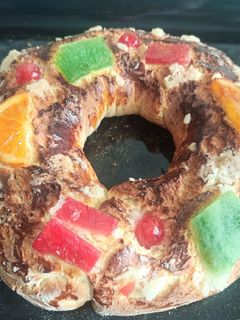 Una foto de Roscón de reyes tradicional