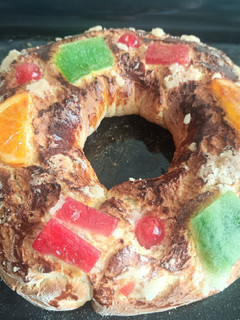Una foto de Roscón de reyes tradicional