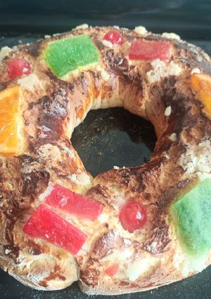 Una foto de Roscón de reyes tradicional
