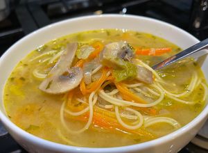 Una foto de 🍜 SOPA DE NOODLES CON ZANAHORIA & MISO 🥕 🥬🍲