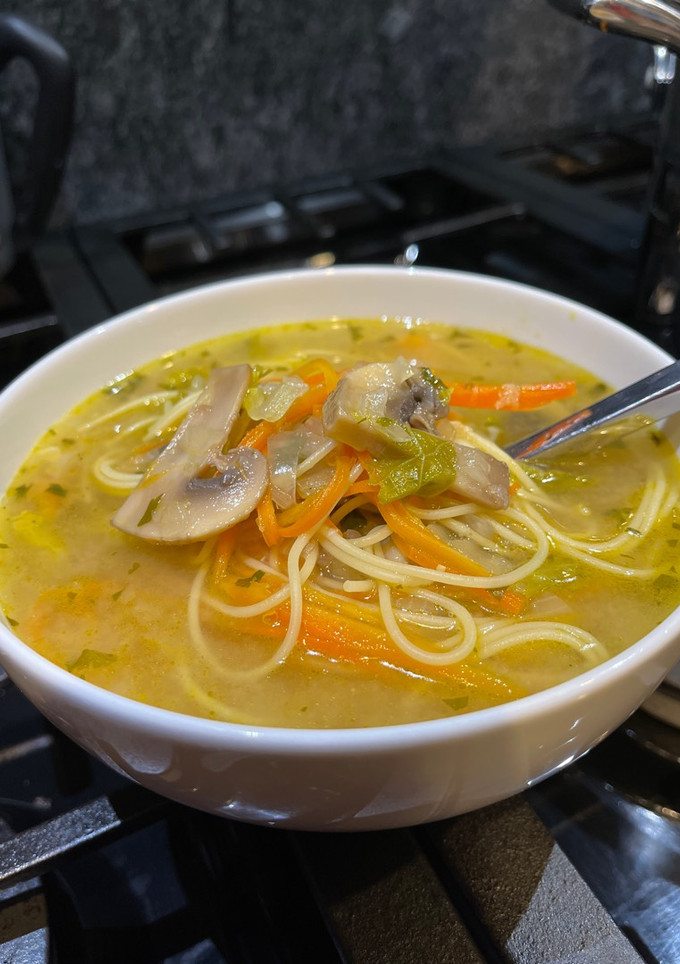 Una foto de 🍜 SOPA DE NOODLES CON ZANAHORIA & MISO 🥕 🥬🍲
